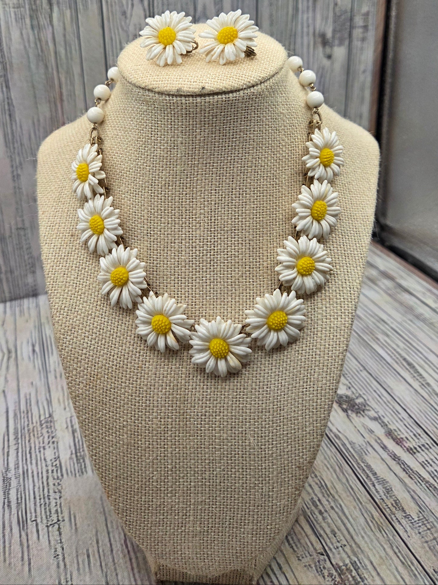 Vintage Plastic Daisy Chain Necklace & Earring Set